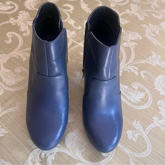 Easy Spirit Shoes - Women’s booties zip up size 7W Easy Spirit Anti Gravity dark navy vegan